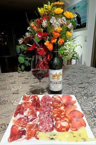 Con nuestro surtido de queso de oveja trufado, embutidos y jamón ibéricos