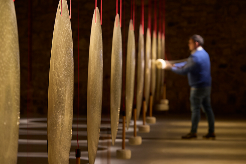 Jaume Plensa expone por primera vez A lo largo del día en la Nave II de CVNE