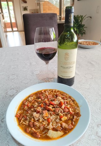 Con un arrocito de frijolitos rojos y pernil.