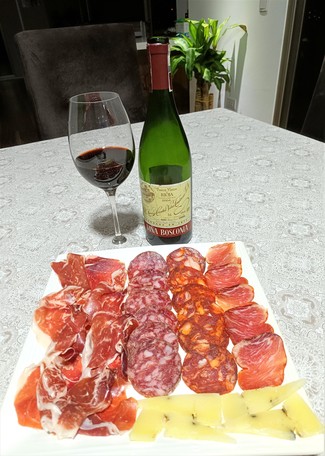 Con nuestro surtido de queso trufado de oveja, embutidos y jamón ibéricos