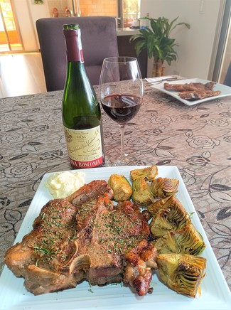 Con un Porterhouse al romero con alcachofas y all-i-oli