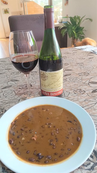 Con unos frijolitos negros con morcilla