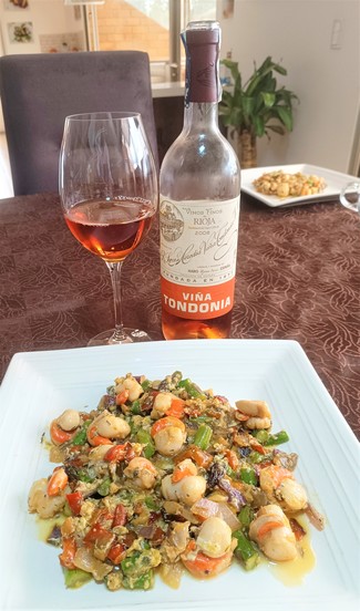 Con un rico revuelto de vieiras con trigueros y pimiento rojo