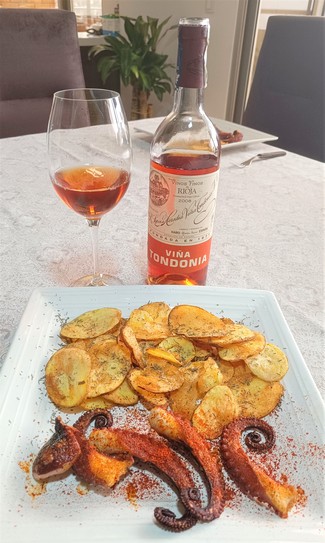 Con un pulpo a la plancha con pimentón y papas finas al tomillo