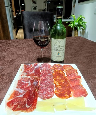 Con un surtido de queso trufado de oveja, embutidos y jamón ibéricos
