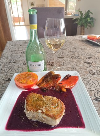 Con un lomo de albacora al tomillo en salsa de frutos del bosque