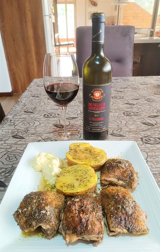 Con unos contramuslos de pollo al horno con papas y all-i-oli