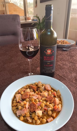 Con unos garbanzos con chorizo y pernil
