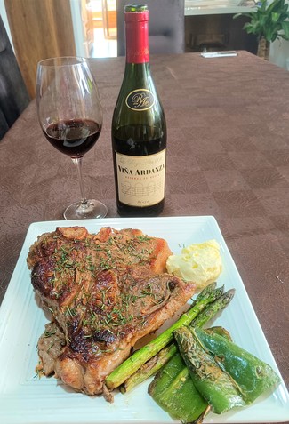 Con un suculento Porterhouse de 1 Kg al romero con pimientos, trigueros y all-i-oli.