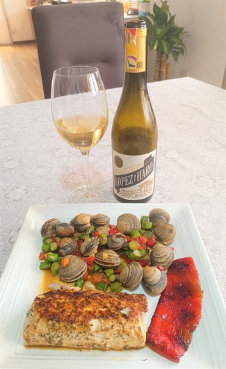 Con un wahoo en masala con pimiento rojo y almejas