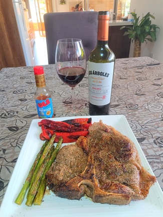 Con un Porterhouse al tomillo con trigueros y pimientos con un ají de maracuyá