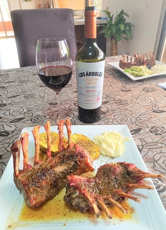 Con un rak de cordero al horno con papas y all-i-oli