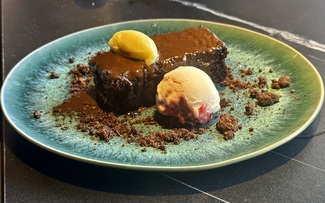 Lingote de chocolate con helado de almendras y cereza