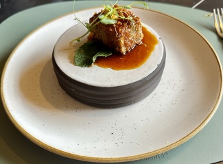 Crujiente de cordero IGP Segureño, gribiche y brote de guisante.