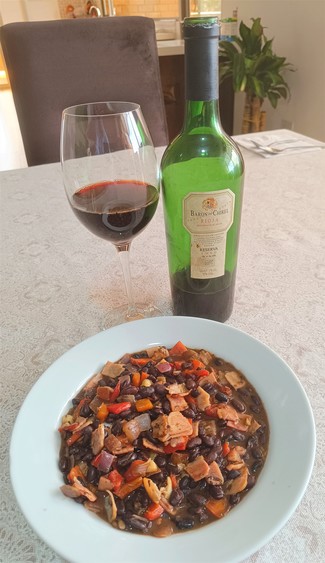 Con unos frijolitos negros con panceta.