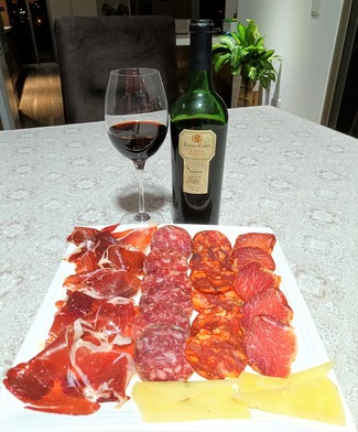 Con nuestro surtido de queso trufado, embutidos y jamón ibéricos.