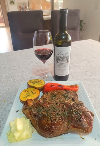 Con un Porterhouse de 1Kg al romero con papas, pimiento y all-i-oli.