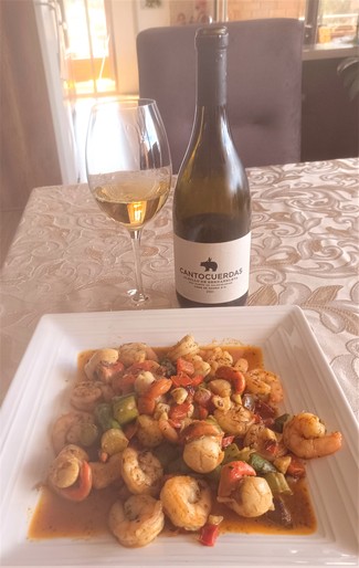 Con un salteado de vieiras y camarones.