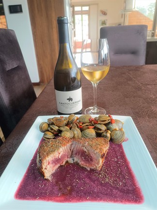 Con un lomo de albacora al tomillo en salsa de frutos del bosque y un salteado de almejas.