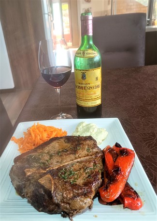 Porterhouse al romero con zanahoria, pimientos y all-i-oli.