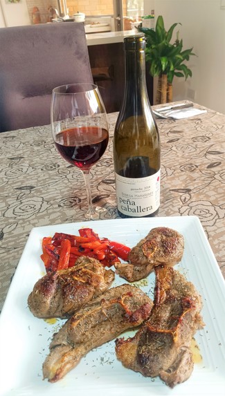 Con unas chuletas de pierna de cordero al tomillo con pimientos