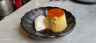 Flan de yema de huevos ecológicos con nata montada casera