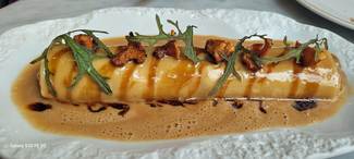 Canelón tradicional de 3 carnes con velouté de foie-gras y vermut blanco de Capçanes y setas silvestres salteadas