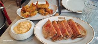 Wantán crujiente de gambas especiado con Ras el Hanout y espuma agridulce, que nos sirvieron al mismo tiempo que un buen pan con tomate