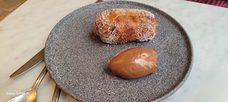 Xuixo de crema de la pastelería “Armengol” con chocolate Valrhona (70%)