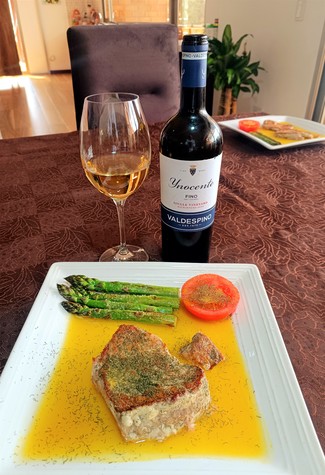 Con un lomo de albacora al eneldo en salsa de naranjilla y jengibre