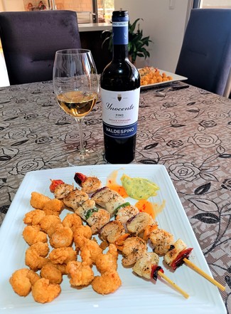 Con unas brochetas de pescado y marisco con una gambas con gabardina