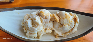 Dos bolas de helado de queso de cabra e higos