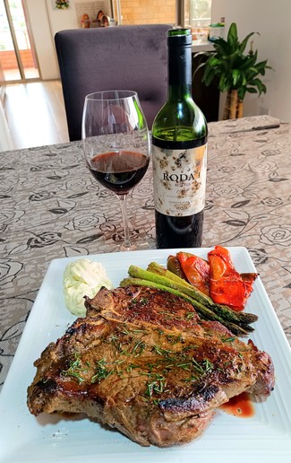 Con un Porterhouse de 900 grs al romero con trigueros, pimientos y all-i-oli