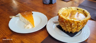 Piña del Hierro con crema quemada y Tarta de queso de cabra ahumada