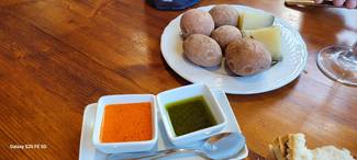 Papas, batatas, mojos rojo y verde