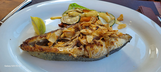 Pámpano a la brasa con refrito de ajos, verduras, papas y batatas