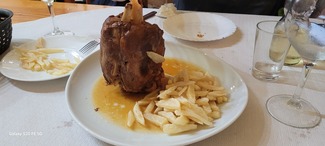 Codillo de cochinillo negro al horno