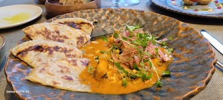 Langostinos al curry con leche de coco y pan pita al Kamado