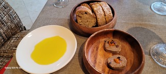 canapés y trilogía de panes de gofio, espelta y nueces con una degustacion de AOVE mezcla de picual y arbequina