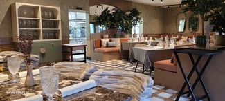 Vista parcial desde nuestra mesa de un comedor y de la cocina a la vista