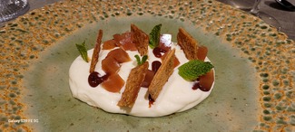 Deconstruccion de timba de guayaba y queso ahumado con hojaldre caramelizado