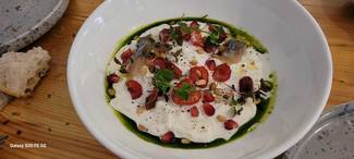 Stracciatella aliñada, con caballa y frutos rojos