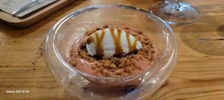 Cremoso de Guayaba, crumble de cacahuete, helado de yogur y caramelo de Jerez