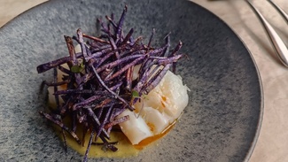 Bacalao con pil pil de pistachos