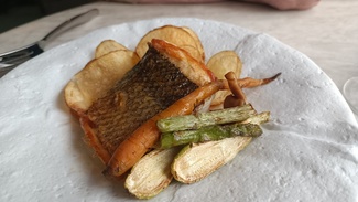 Lubina salvaje con verduras de temporada