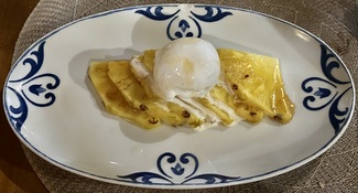 Piña asada con helado de coco