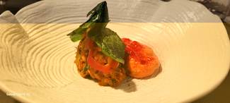 Presa ibérica, mousse de cerezas, cocinada a baja temperatura, cebollas y espinacas