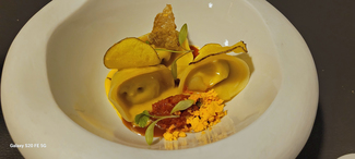 Ravioli de pámpano, papas, mojo, gofio y jugo de pescado.