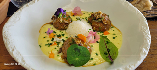 Albóndigas de cochino negro al curry. Prensado de arroz, sushi, crema de manzana y espuma de papas.