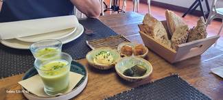 Aperitivos y pan de masa madre